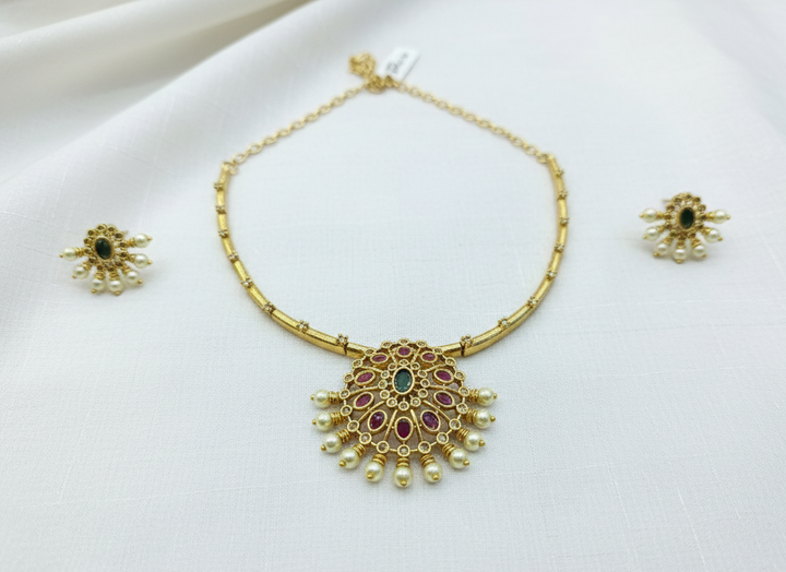 Traditional Kundan & Pearl Necklace Set.
