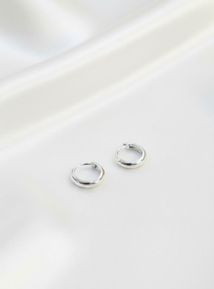 EverLustre Anti-Tarnish Silver Hoops – Waterproof & Hypoallergenic High-Shine Earrings